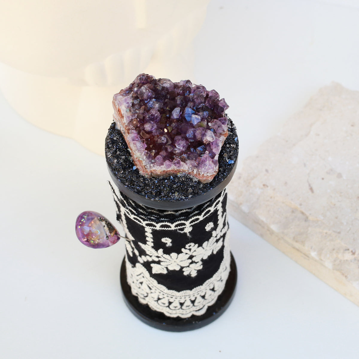 復古蕾絲水晶展示架(大) ~ 紫晶簇
