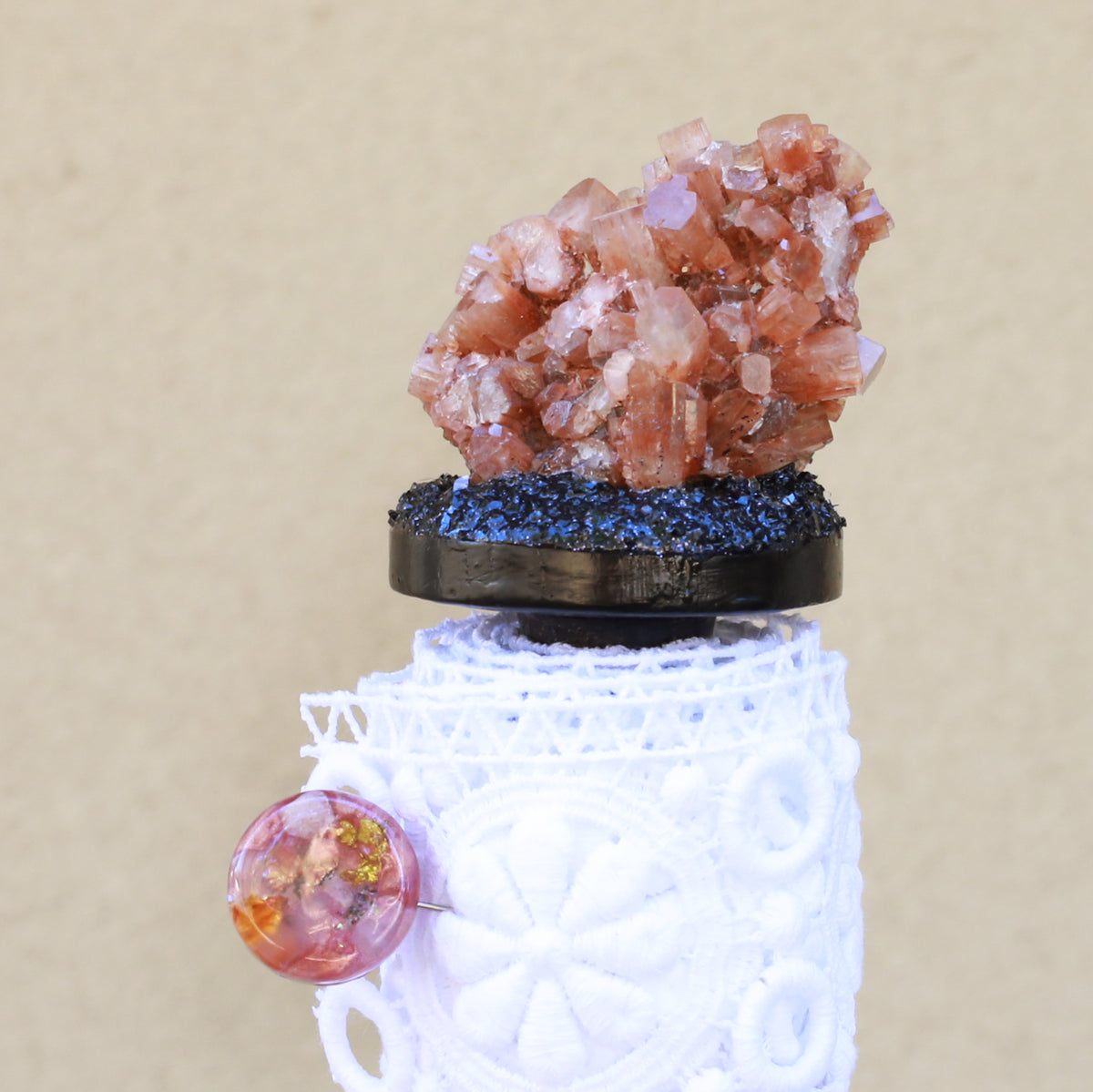 復古蕾絲水晶展示架(中) ~ 霰石星簇