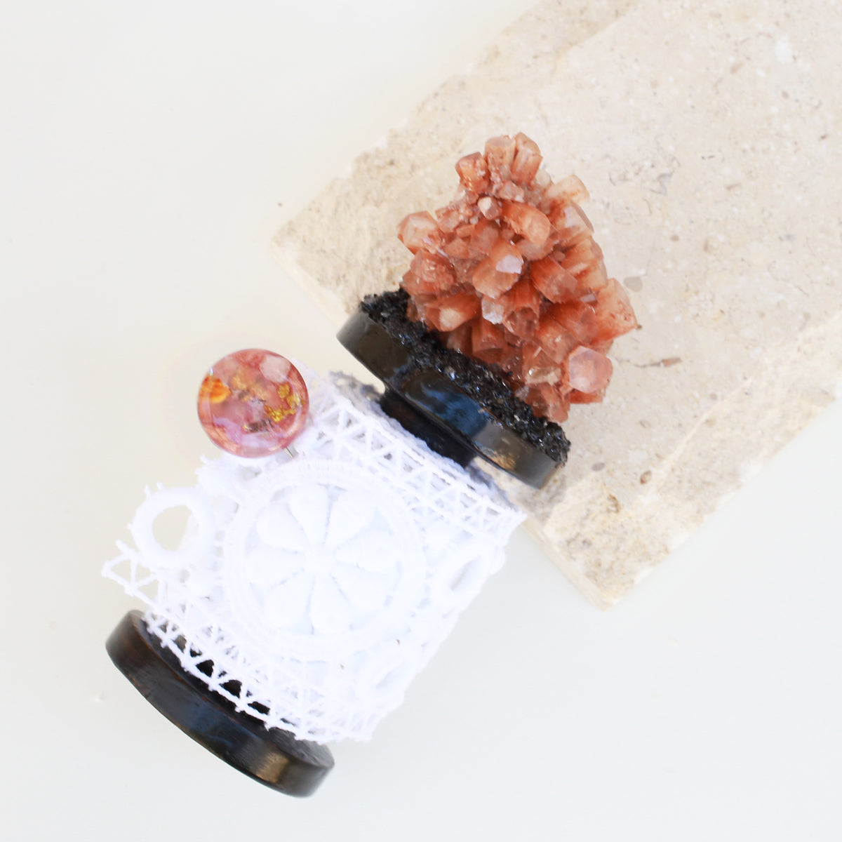 復古蕾絲水晶展示架(中) ~ 霰石星簇